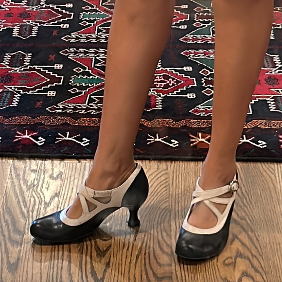 Black and white John Fluevog heels - 7.5 - Picture 10 of 12